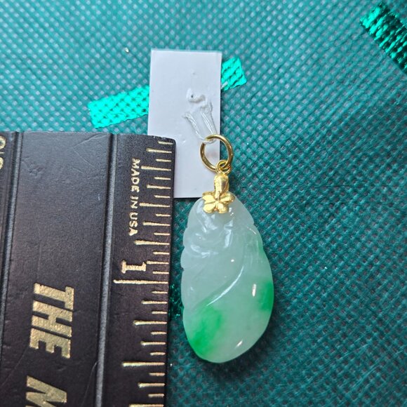 💚 Vintage Leaf Jade Pendant with Solid Gold Bail – Elegant & Vibrant - Picture 8 of 9